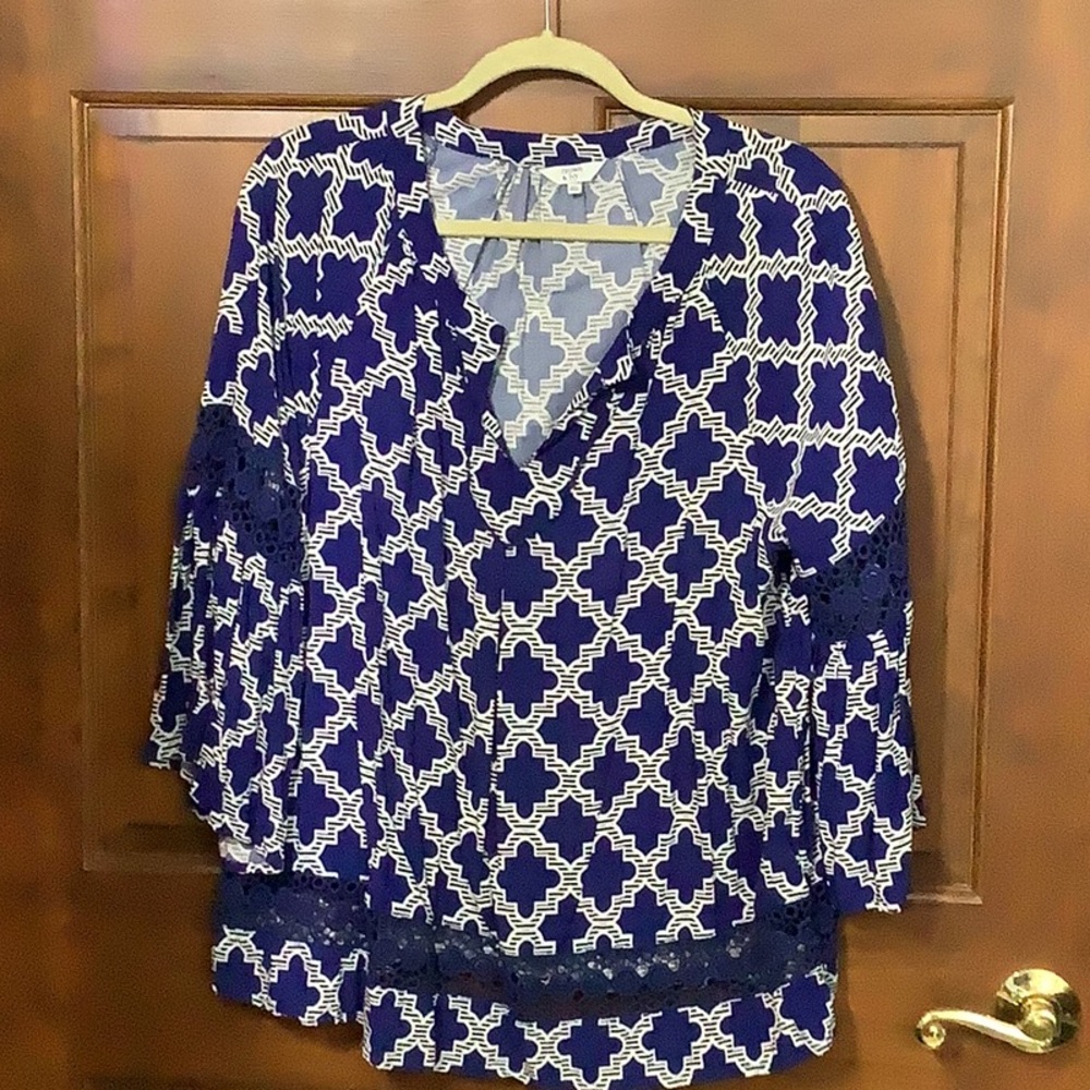 Crown & Ivy Blue V-Neck 3/4 Sleeve Blouse with Geometric Pattern